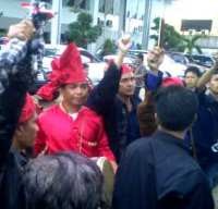 Sambil Acungkan Badik, Massa Pendukung Nasrudin Bubar