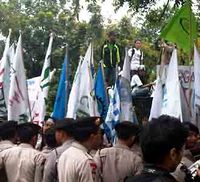 Buruh Tuntut Kenaikan UMP