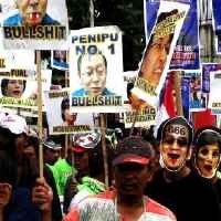 Panas-panasi Massa, Seorang Demonstran Digiring ke Pos Polisi