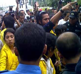 Mahasiswa UI-Pamdal DPR Bentrok