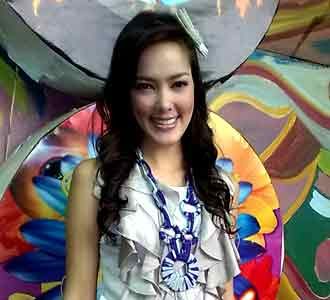 Cathy Cantik dengan Kalung Ungu