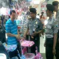 Amankan Pusat Perbelanjaan, Polisi Lakukan Patroli