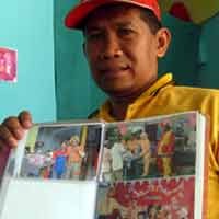 Gaji Minim, Guru Honorer Nyambi Jadi Badut Keliling