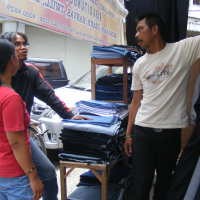 Belanja Kain di Jalan Tamim 