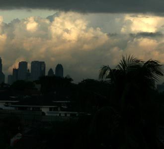 Hujan Angin Bayangi Jakarta