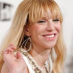 Nyaris Topless, Courtney Love Pamer Tato Baru