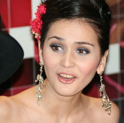 Pasca Gugat Cerai Fauzi, Senk Lotta Makin Laku