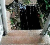 Lubang Menganga di Tangga Halte