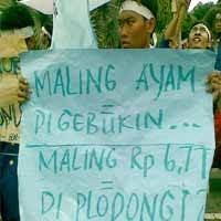 Desak Boediono Nonaktif, Mahasiswa-Polisi Adu Mulut