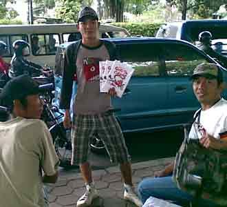 Buku Gurita Cikeas Dijual di Jalan