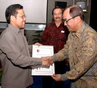 Menakertrans Terima Sertifikasi ISO 9001:2008