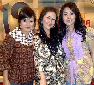 Tiga Kembang Mencari Kumbang