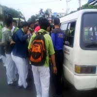 Sekolah Disegel, Guru dan 3 Siswa Pingsan 