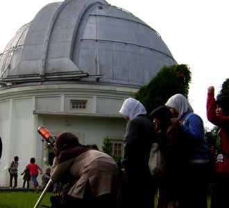 Melihat Gerhana Matahari di Bosscha