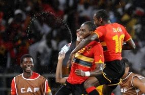 Menang, Angola ke Puncak Klasemen