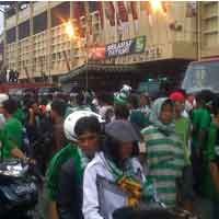 Klub Kesayangan Menang, Bonek Bernyanyi Riang