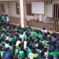 Gagal Masuk Stadion, Bonek Puas Nonton dari Layar