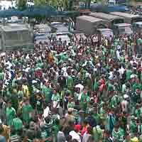 Merangsek Masuk Stadion, Bonek Dihalau Polisi