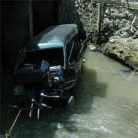 Diduga Sopir Mengantuk, Suzuki Carry Nyemplung Sungai