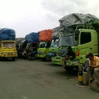 Ombak Tinggi, Antrean Truk Mengular di Tanjung Perak 