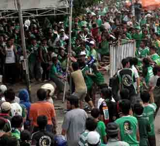 Dilarang Masuk Stadion, Bonek Ngamuk