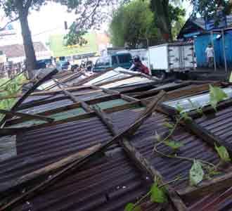 7 Kios Ambruk Diterjang Angin