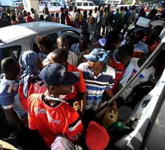 Warga Haiti Antre BBM