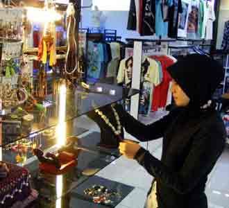 Belanja Clothing di Jalan Seram