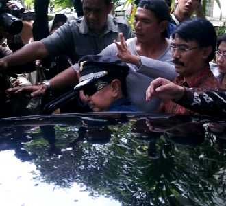 Herman Sarens Sudiro Serahkan Diri