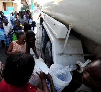 Warga Haiti Antre Air Bersih