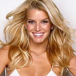 Kurang Langsing, Jessica Simpson Gugup di Atas Catwalk