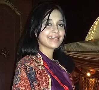 Ayu Azhari Cantik Berbatik