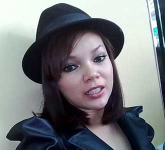 Dewi Sandra dan Topi Hitamnya