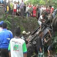 Masuk Sungai, Sopir Truk Tewas Terjepit