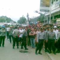 Tonton Rekonstruksi, Ratusan Warga Kircon Macetkan Jalan