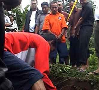 Polisi Gali Kuburan Korban Babe