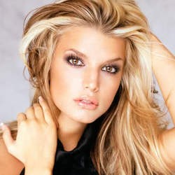 Terlalu Eksis, Jessica Simpson Ditinggal Pacar