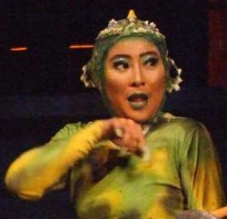 Sindir Anggodo, Olivia Zalianty Berubah Jadi Iguana 