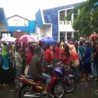 Tuntut Perusahaan Adil, Buruh Blokir Jalan Masuk 