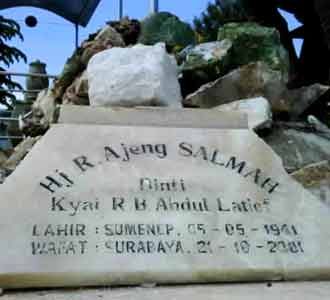 Makam Keturunan Raja Meledak
