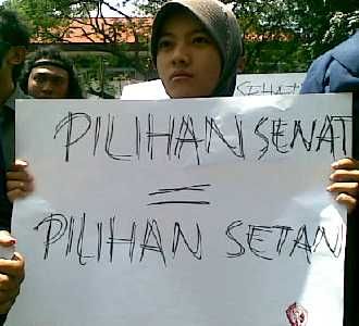 Rapat Pemilihan Calon Rektor Unesa Didemo