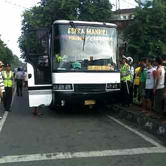 Bus Kota Hantam Motor dan Becak