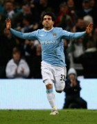 Duel Tevez-Neville Berlanjut