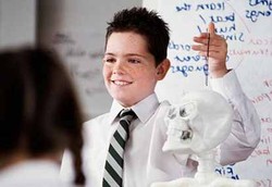 Siswa Pria Diusulkan Jalan-jalan di Kelas Biar Otaknya Aktif