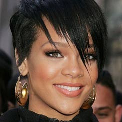 Rihanna Nyanyikan Lagu Bob Marley Untuk Haiti