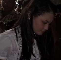 Jennifer Dunn Lewat, Belasan Tahanan Bersorak