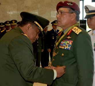 Panglima TNI Sematkan Bintang ke Panglima Malaysia