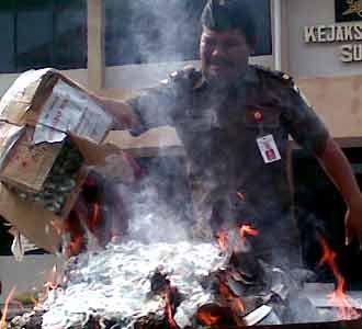 Kejari Surabaya Musnahkan Barbuk