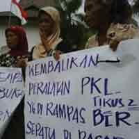 500 Pedagang Pasar Anom Sumenep Geruduk Kantor Dewan