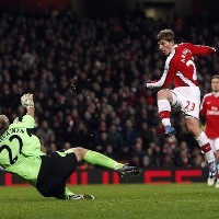 Hantam Bolton, Arsenal Pimpin Klasemen